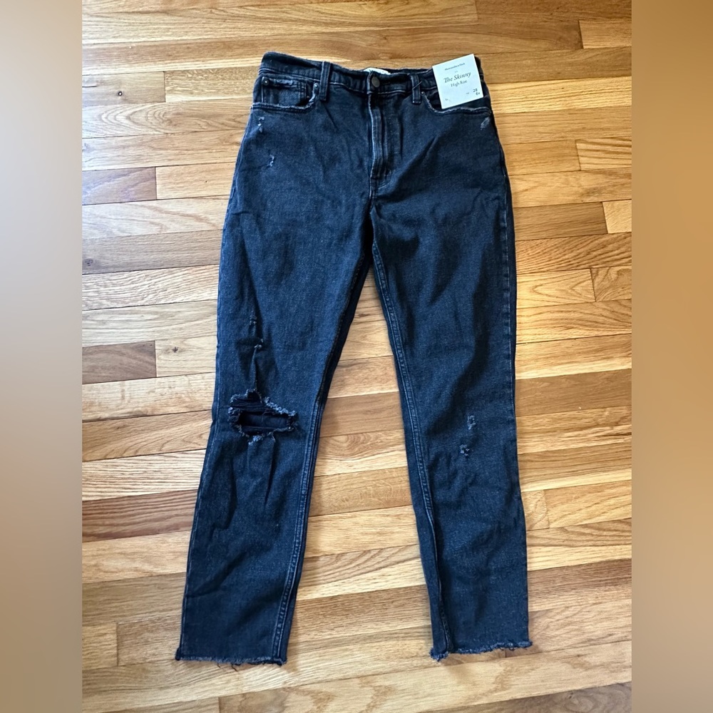 NWT Abercrombie & Fitch The Skinny High Rise - Black 28